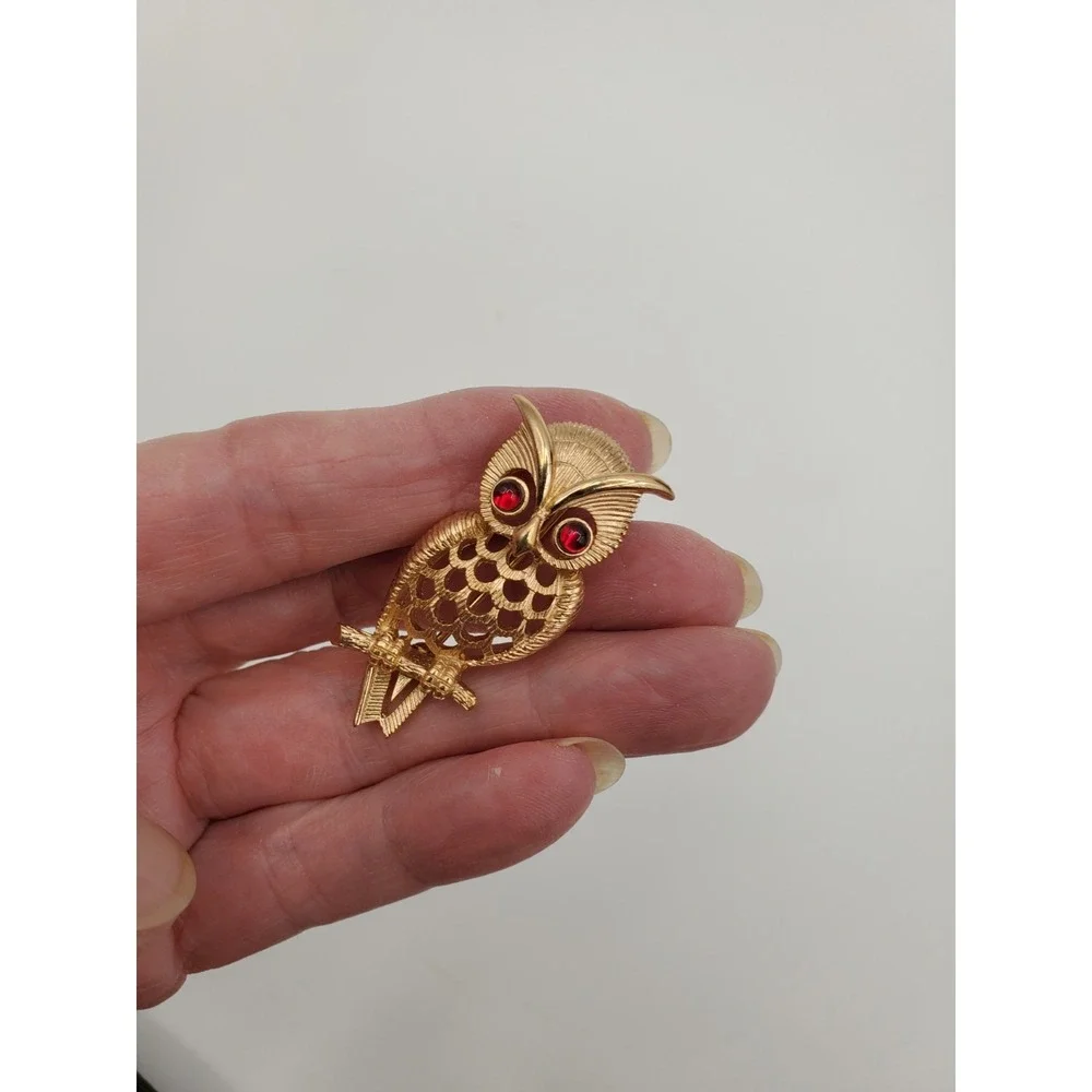 Vtg Avon Goldtone Red Eyes Owl Brooch Pin